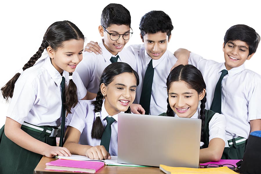 एक साथ पढ़ाई करते विद्यार्थी — NVS पोर्टल का शैक्षणिक प्रतिनिधि चित्र